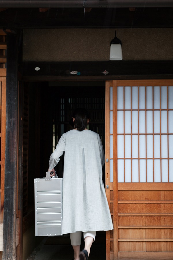 新しさと歴史がとけあう、 町家の宿が生んだワンピース。 | 松屋銀座